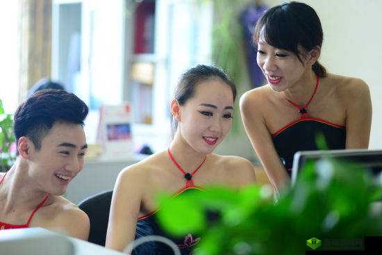 公司老板要求真空上班怎么办:员工如何应对